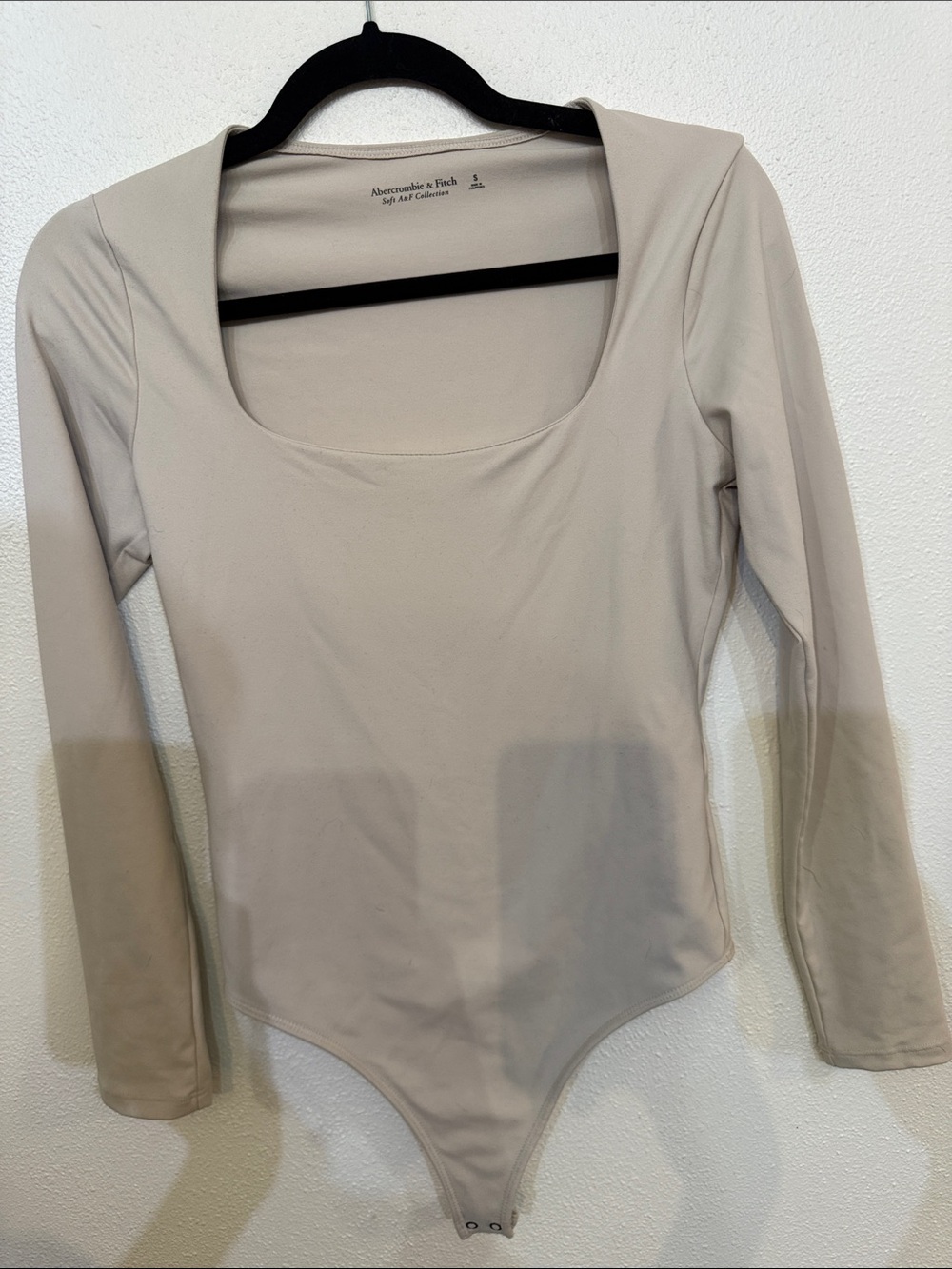 Abercrombie & Fitch Long-Sleeve Square Neck Bodysuit - Light Taupe